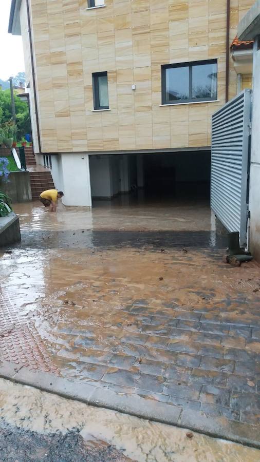 El desprendimiento del Oriente se produjo esta tarde en las inmediaciones de la gasolinera de Arenas y corta la AS-114 que une el concejo con Panes. En Grado, permanece cortada la AS-311