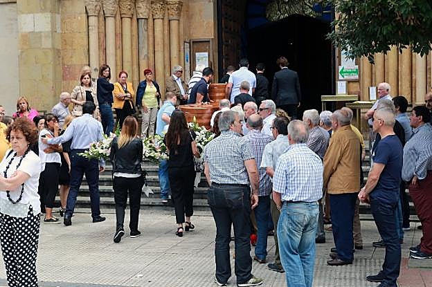Isabel Fuente y Luis Llaneza tuvieron un funeral conjunto por expreso deseo de la familia, que rechaza la acusación de maltrato. 