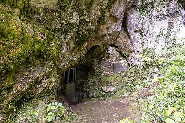 Entrada a la cueva de Llonín, declarada Patrimonio de la Humanidad en 2008. 