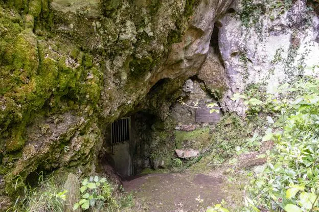 Entrada a la cueva de Llonín, declarada Patrimonio de la Humanidad en 2008. 