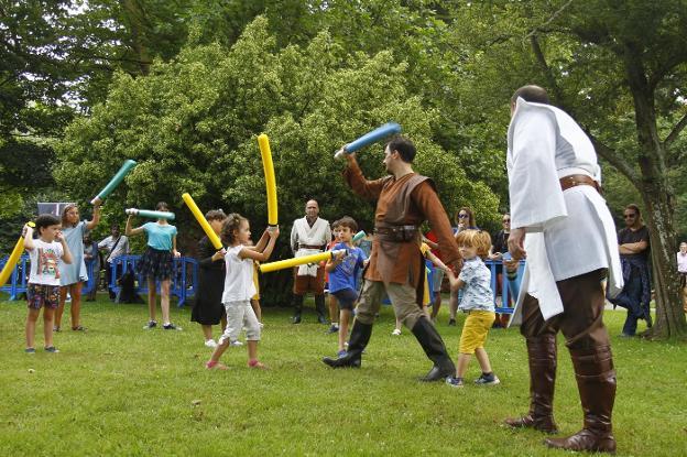 Lucha con supuestas espadas láser en el parque de Ferrera. 