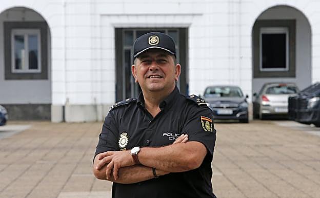 Pedro Julián Aguado, inspector de la Policía Nacional y delegado de Participación Ciudadana, en el patio del cuartel de Buenavista. 
