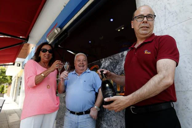 Inmaculada González, Lisardo González y Miguel Fernández brindan por el primer premio de la Lotería Nacional que repartió 3 millones de euros en la cafetería Fórum. 