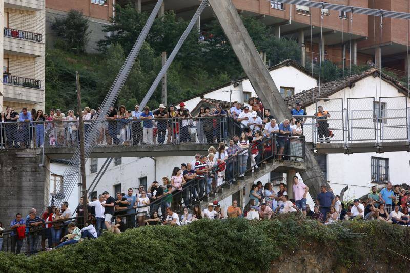 Fotos: Cangas del Narcea estalla con la Descarga