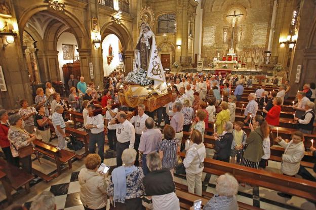 La virgen se queda en el pórtico de San José