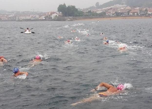 Los nadadores, en plena travesía a Luanco. 