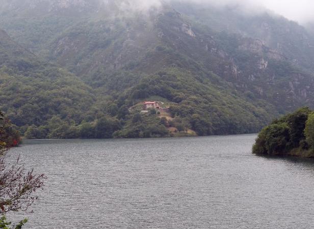 El pantano de Tanes, en el Parque Natural de Redes, donde se podrá navegar a remo. 