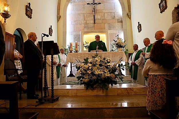 El arzobispo de Oviedo, Jesús Sanz, durante la celebración misa y, a la izquierda, el sacerdote nacido en Tresali, José Luis González Novalín. 