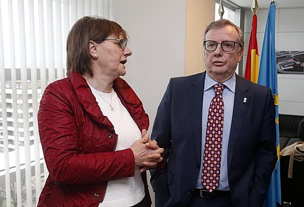 Pilar Varela y Francisco Del Busto, durante la presentación del Plan Sociosanitario del Principado. 