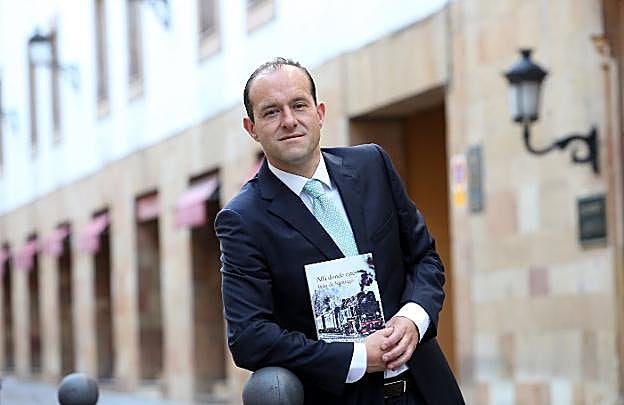 Iván de Santiago posa con un ejemplar de 'Allá donde estés'. 