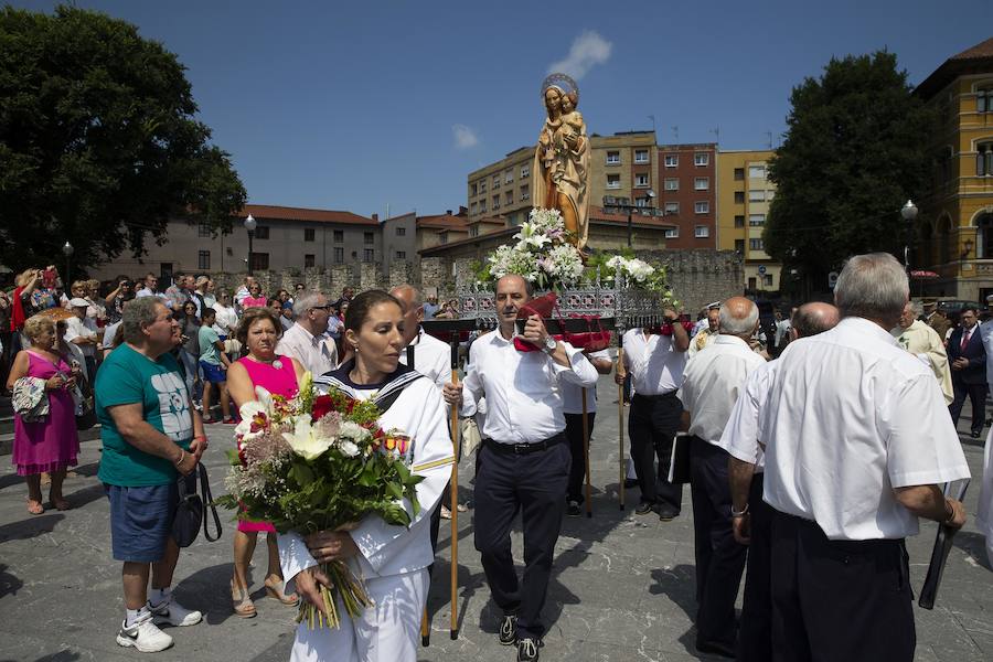Los actos consisitieron en una ofrenda floral con motivo de la celebración de El Carmen y un brindis con autoridades en la Club Astur de Regatas