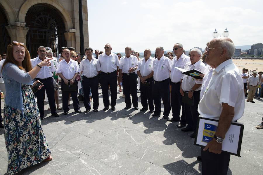 Los actos consisitieron en una ofrenda floral con motivo de la celebración de El Carmen y un brindis con autoridades en la Club Astur de Regatas