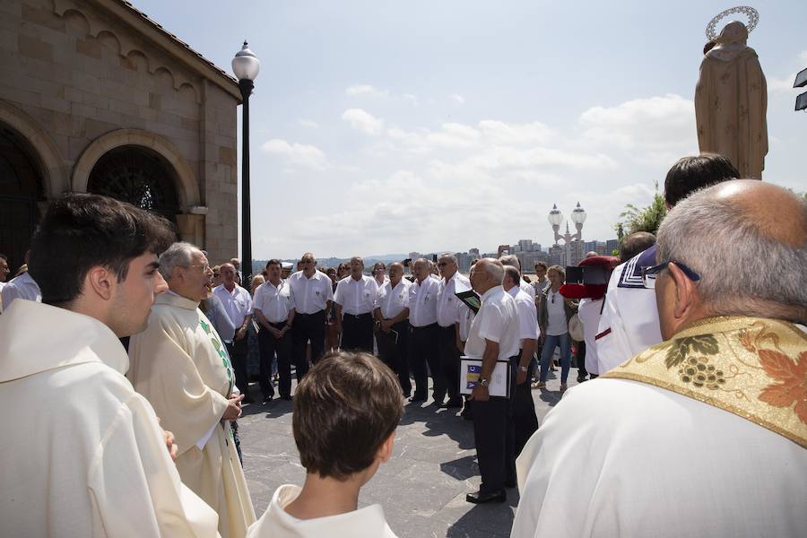 Los actos consisitieron en una ofrenda floral con motivo de la celebración de El Carmen y un brindis con autoridades en la Club Astur de Regatas