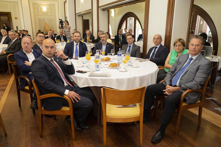 El consejero de Infraestructuras, Ordenación del Territorio y Medio Ambiente, Fernando Lastra, ha presentado el plan del área central de Asturias en el Fórum EL COMERCIO, que organiza este periódico en colaboración con SabadellHerrero. 