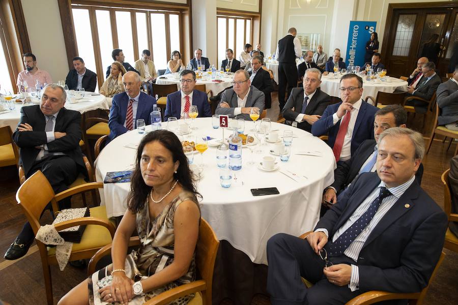 El consejero de Infraestructuras, Ordenación del Territorio y Medio Ambiente, Fernando Lastra, ha presentado el plan del área central de Asturias en el Fórum EL COMERCIO, que organiza este periódico en colaboración con SabadellHerrero. 