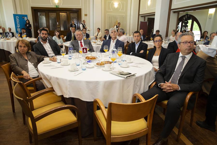 El consejero de Infraestructuras, Ordenación del Territorio y Medio Ambiente, Fernando Lastra, ha presentado el plan del área central de Asturias en el Fórum EL COMERCIO, que organiza este periódico en colaboración con SabadellHerrero. 