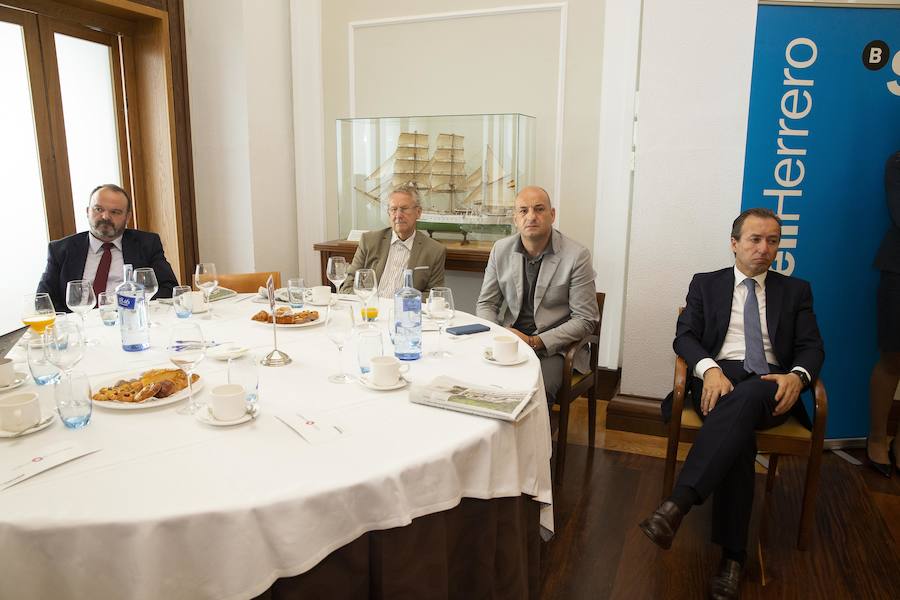 El consejero de Infraestructuras, Ordenación del Territorio y Medio Ambiente, Fernando Lastra, ha presentado el plan del área central de Asturias en el Fórum EL COMERCIO, que organiza este periódico en colaboración con SabadellHerrero. 