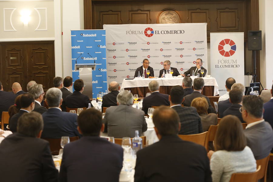 El consejero de Infraestructuras, Ordenación del Territorio y Medio Ambiente, Fernando Lastra, ha presentado el plan del área central de Asturias en el Fórum EL COMERCIO, que organiza este periódico en colaboración con SabadellHerrero. 