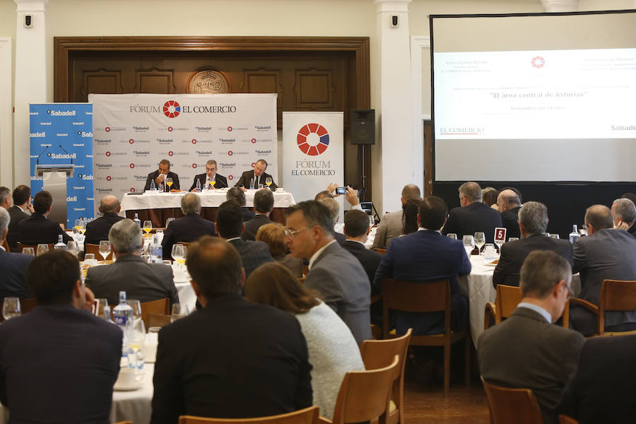 El consejero de Infraestructuras, Ordenación del Territorio y Medio Ambiente, Fernando Lastra, ha presentado el plan del área central de Asturias en el Fórum EL COMERCIO, que organiza este periódico en colaboración con SabadellHerrero. 