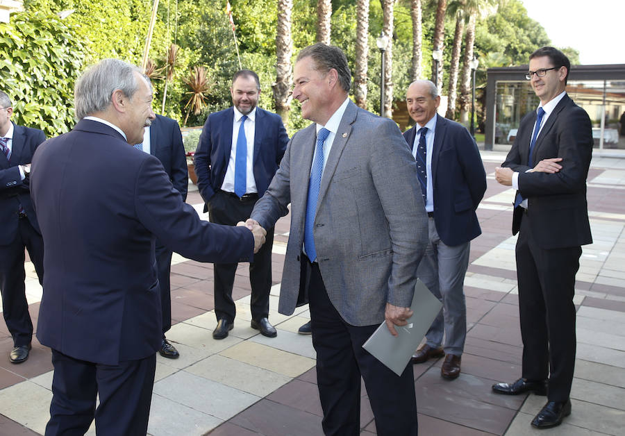 El consejero de Infraestructuras, Ordenación del Territorio y Medio Ambiente, Fernando Lastra, ha presentado el plan del área central de Asturias en el Fórum EL COMERCIO, que organiza este periódico en colaboración con SabadellHerrero. 