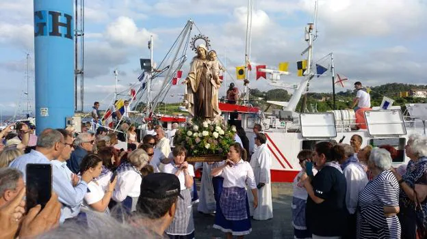 La procesión marinera tuvo como novedad este año que por primera vez la imagen de la Virgen fue porteada por cuatro mujeres ataviadas con el tradicional ropa de faena de mahón. La celebración fue seguida por cientos de personas en el muelle luanquín. 