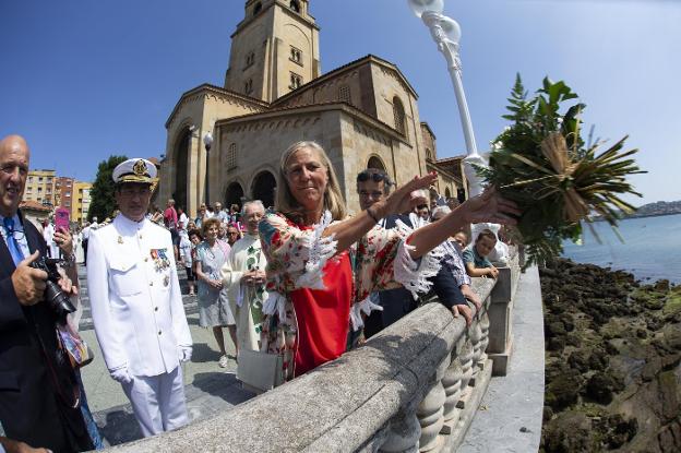 Magdalena Gómez Amigó, esposa del comandante naval Carlos Orueta, fue la encargada de realizar la tradicional ofrenda floral por los marinos fallecidos. 