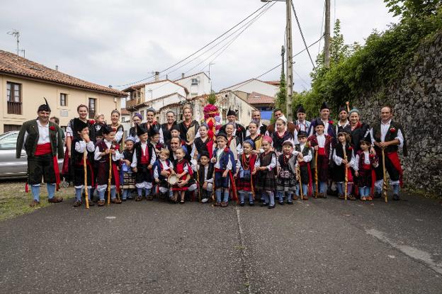 El pequeño pueblo de La Portilla hizo gala ayer del relevo generacional, con once niños para el ramo.