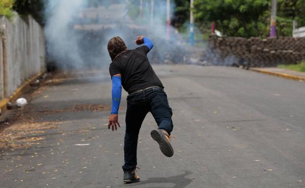 Un opositor se enfrenta al Ejército. 