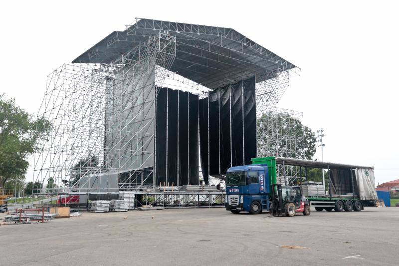 Los técnicos ultiman los detalles del escenario donde tendán lugar los distintos conciertos a partir de este viernes -el primero el de Dani Martín- para los que ya se han vendido más de 43.000 entradas