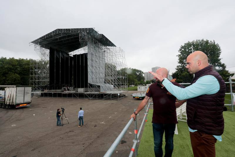 Los técnicos ultiman los detalles del escenario donde tendán lugar los distintos conciertos a partir de este viernes -el primero el de Dani Martín- para los que ya se han vendido más de 43.000 entradas