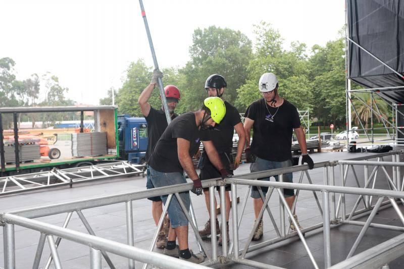 Los técnicos ultiman los detalles del escenario donde tendán lugar los distintos conciertos a partir de este viernes -el primero el de Dani Martín- para los que ya se han vendido más de 43.000 entradas