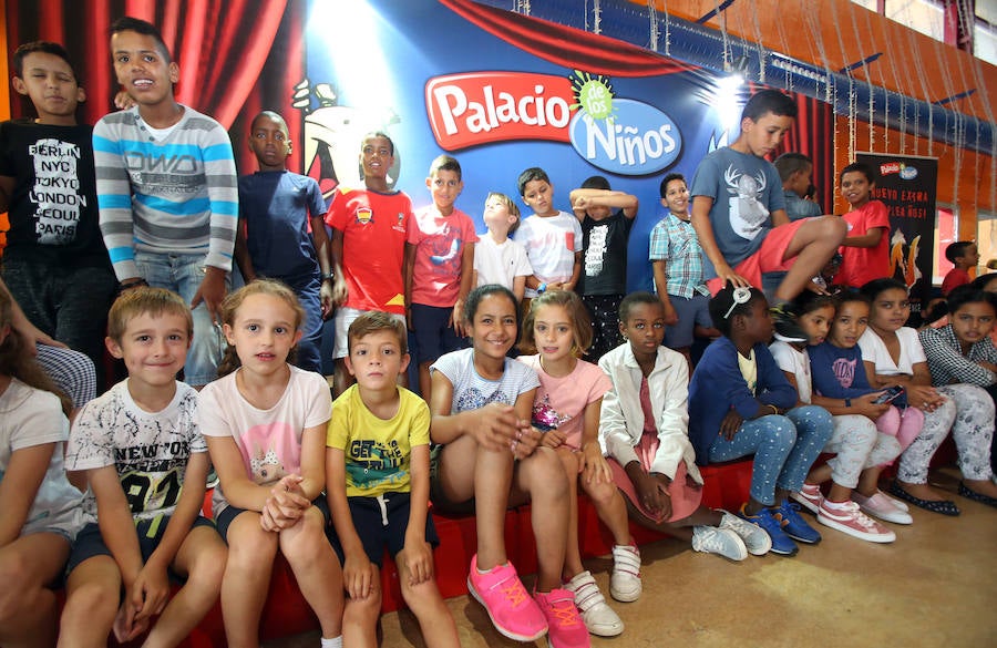 Medio centenar de niños Saharuis han pasado la tarde en el Palacio de los Niños de Oviedo. Forman parte del grupo de 240 pequeños que este verano dejan atrás los campos de refugiados para disfrutar de los meses estivales en Asturias