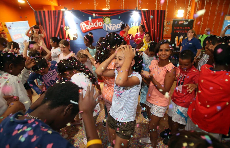 Medio centenar de niños Saharuis han pasado la tarde en el Palacio de los Niños de Oviedo. Forman parte del grupo de 240 pequeños que este verano dejan atrás los campos de refugiados para disfrutar de los meses estivales en Asturias