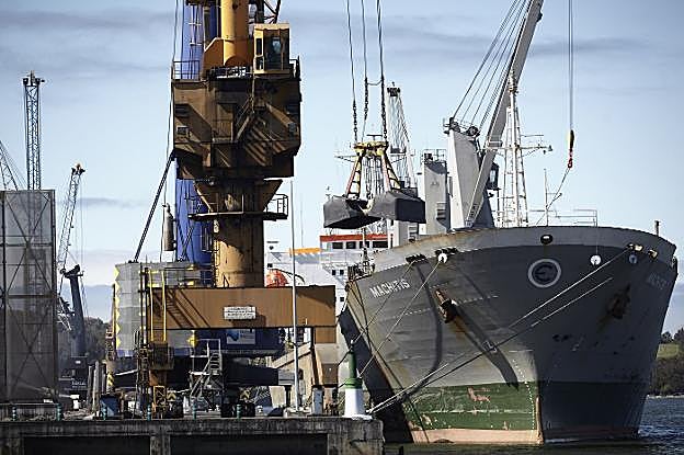 Barcos mercantes en el puerto de Avilés. 