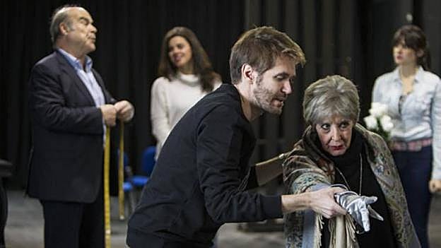 Concha Velasco con su hijo en los ensayos. 