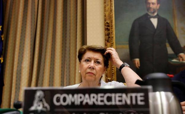 La exministra Magdalena Álvarez durante su comparecencia en la Comisión del Congreso. 