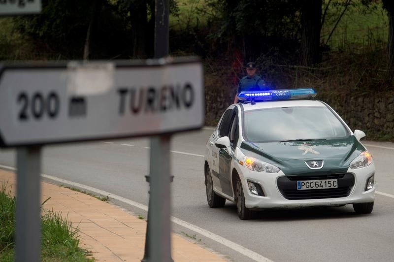 Un centenar de agentes rastrea la comarca de Liébána en busca del hombre de 58 años que huyó tras once horas atrincherado en su casa de Turieno (Camaleño) y protagonizar un tiroteo con la Guardia Civil. Un agente resultó herido leve.