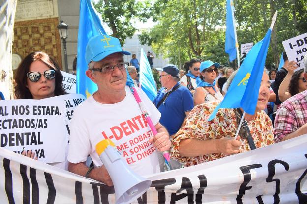 Varios afectados asturianos, manifestándose frente al Ministerio de Sanidad. 