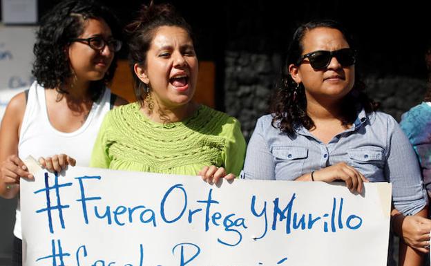 Varias mujeres protestan contra Ortega. 
