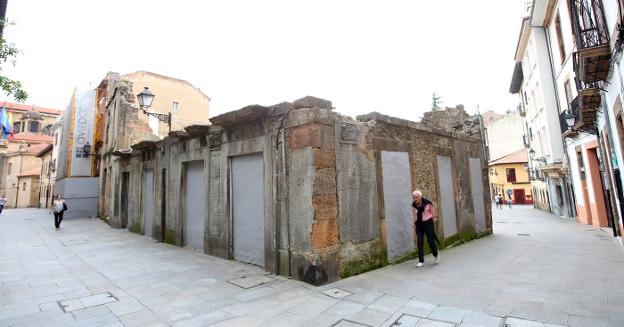 Los muros del martillo de Santa Ana, vistos desde la confluencia de las calles Santa Ana, San Antonio, Canóniga y Mon. 