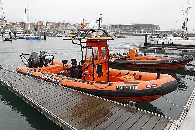 La nueva embarcación de Cruz Roja, que costó unos 150.000 euros, junto a la antigua. 