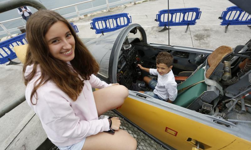 Con motivo del Festival Aéreo de Gijón, en la Antigua Rula se exponen dos aviones traídos por el Museo de Aeronáutica y Astronáutica de Madrid. Están disponibles para que pequeños y mayores descubran todos sus detalles. 