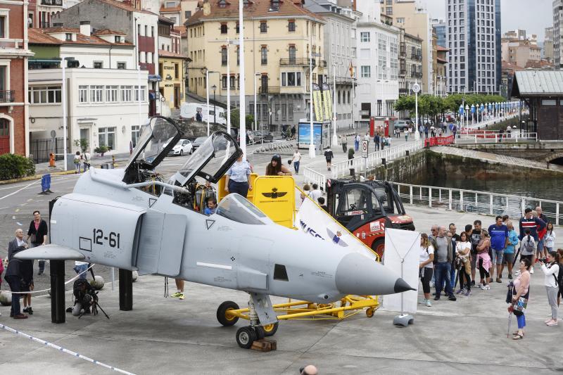 Con motivo del Festival Aéreo de Gijón, en la Antigua Rula se exponen dos aviones traídos por el Museo de Aeronáutica y Astronáutica de Madrid. Están disponibles para que pequeños y mayores descubran todos sus detalles. 