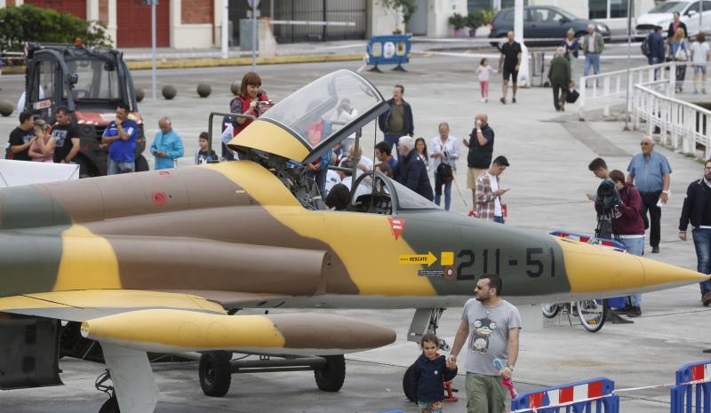 Con motivo del Festival Aéreo de Gijón, en la Antigua Rula se exponen dos aviones traídos por el Museo de Aeronáutica y Astronáutica de Madrid. Están disponibles para que pequeños y mayores descubran todos sus detalles. 
