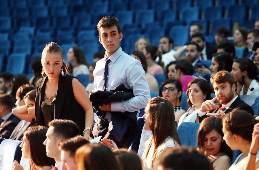 Los alumnos de la Facultad de Economía y Empresa celebran su graduación en el Palacio de Congresos de Oviedo 