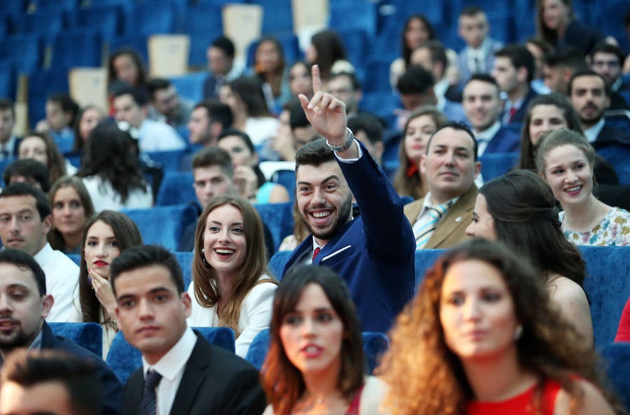 Los alumnos de la Facultad de Economía y Empresa celebran su graduación en el Palacio de Congresos de Oviedo 