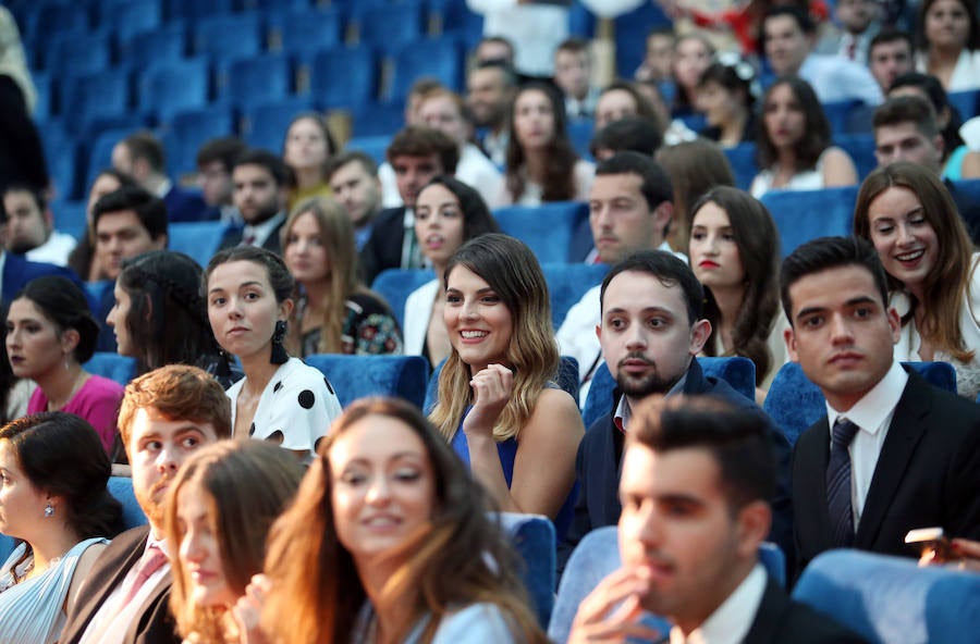 Los alumnos de la Facultad de Economía y Empresa celebran su graduación en el Palacio de Congresos de Oviedo 