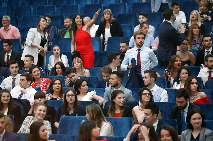 Los alumnos de la Facultad de Economía y Empresa celebran su graduación en el Palacio de Congresos de Oviedo 