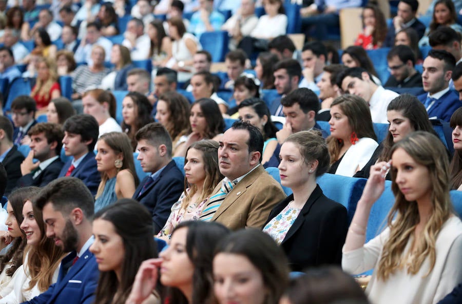 Los alumnos de la Facultad de Economía y Empresa celebran su graduación en el Palacio de Congresos de Oviedo 