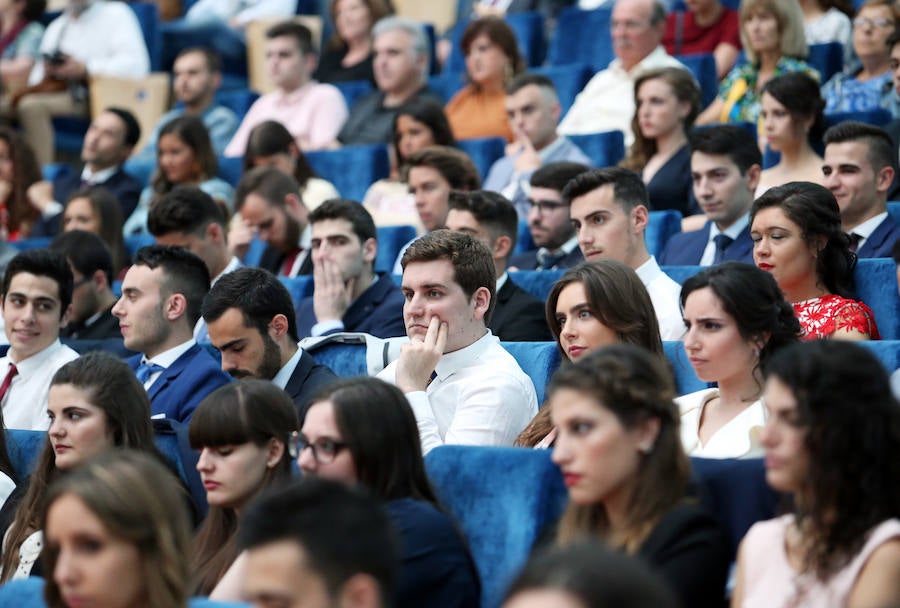 Los alumnos de la Facultad de Economía y Empresa celebran su graduación en el Palacio de Congresos de Oviedo 